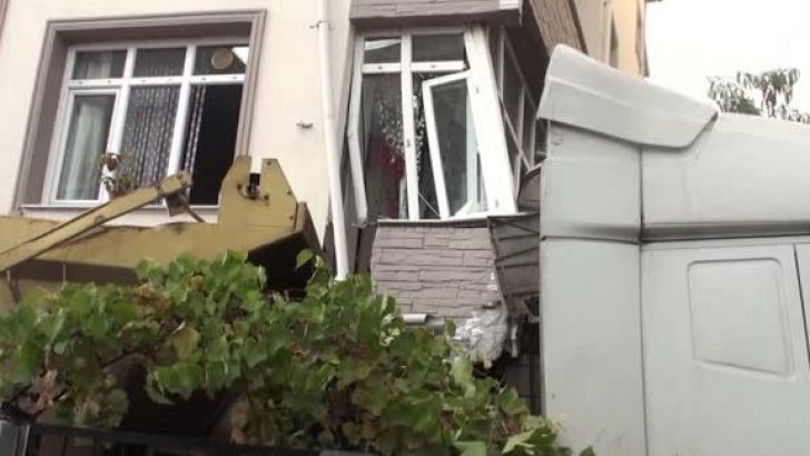 Gebze’de Kamyon Binanın Bahçesine Girdi